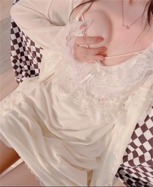 芋圆-奶白蕾丝睡裙